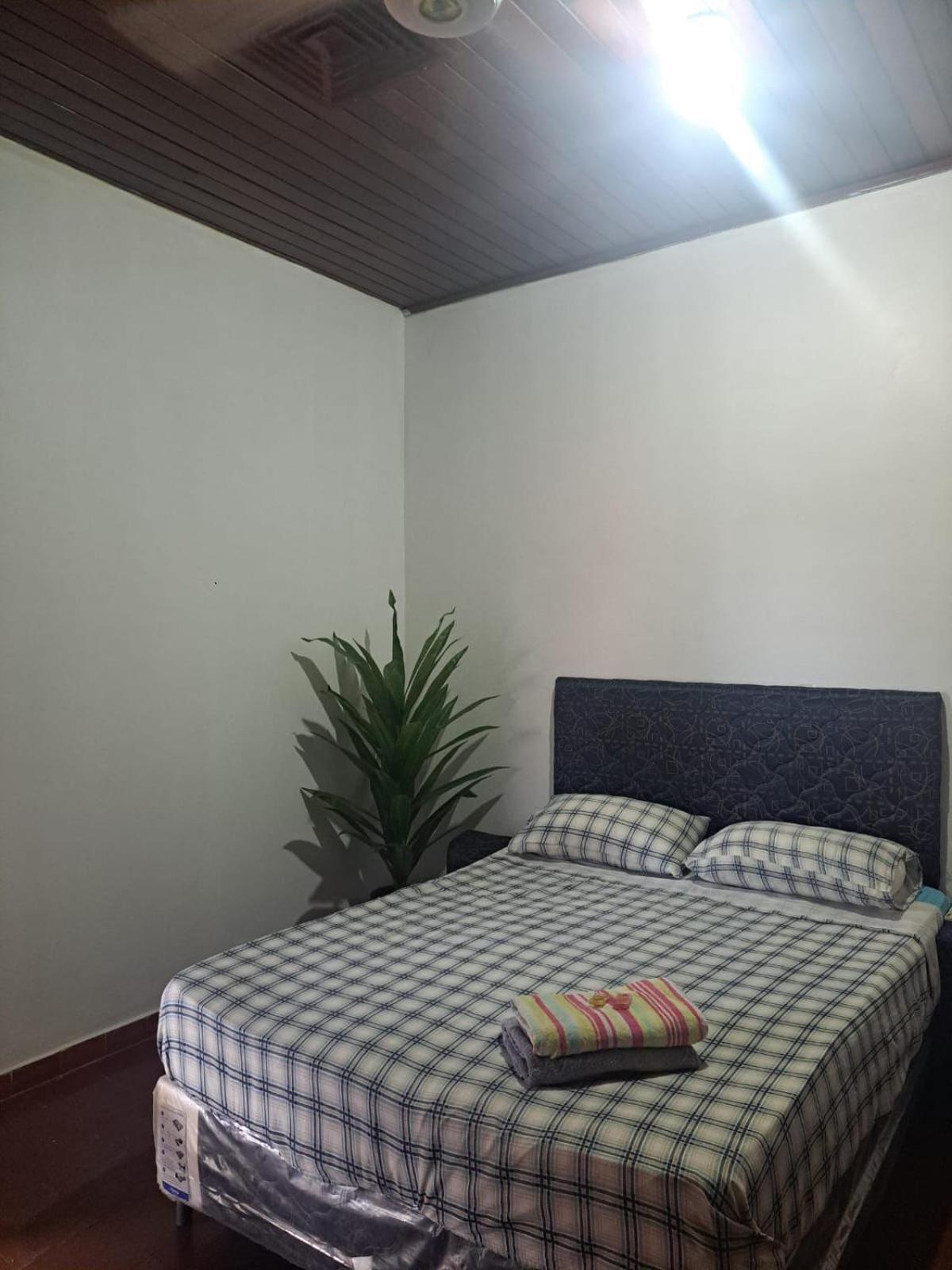 Hummingbird Hostel Ciudad del Este Esterno foto