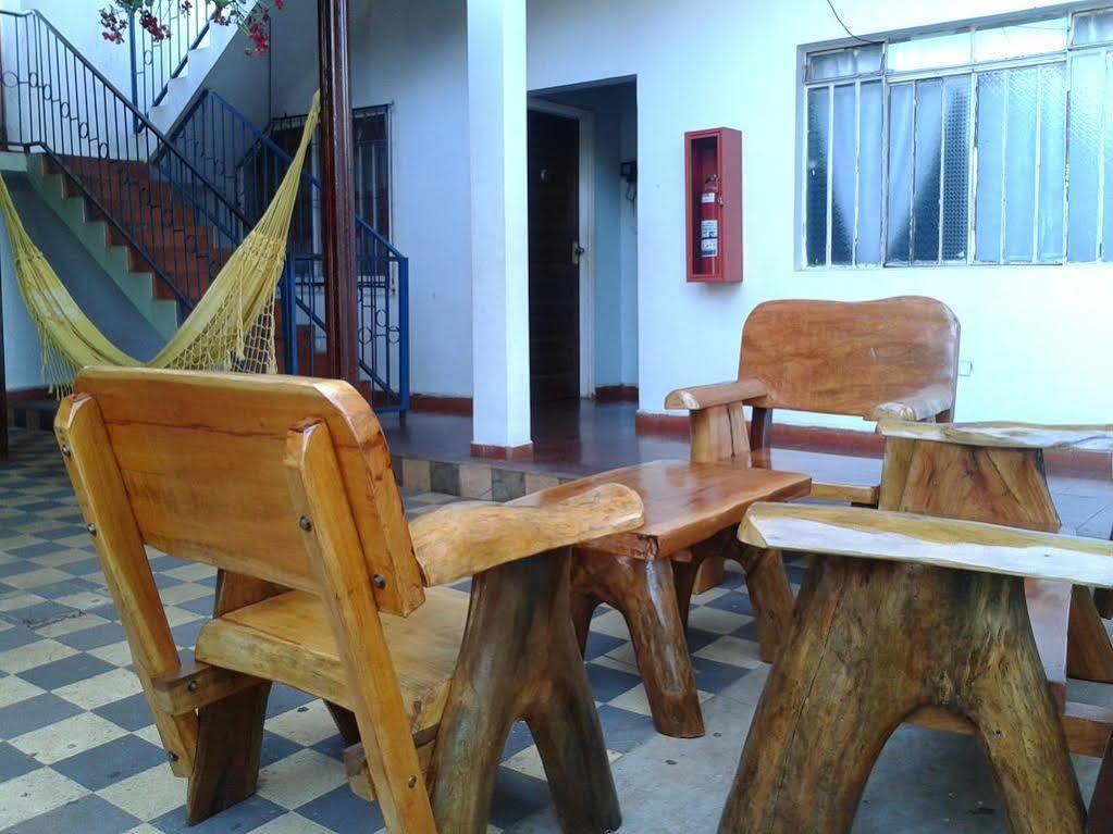 Hummingbird Hostel Ciudad del Este Esterno foto
